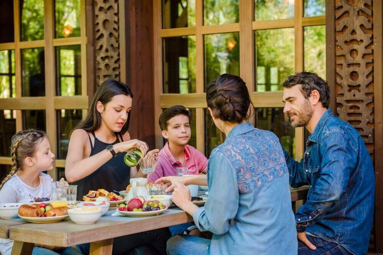 Uitgebreid ontbijten op het terras midden in het bos