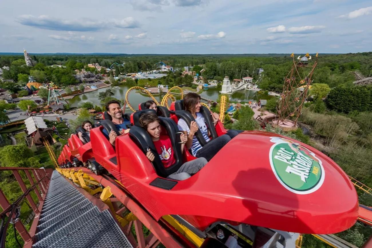 Rote Steilachterbahn im Parc Astrix 