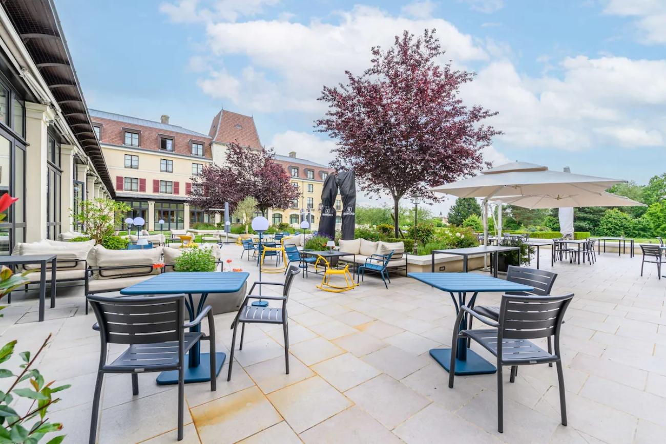 Große Terrasse mit Bar in der Nähe von Disneyland Paris