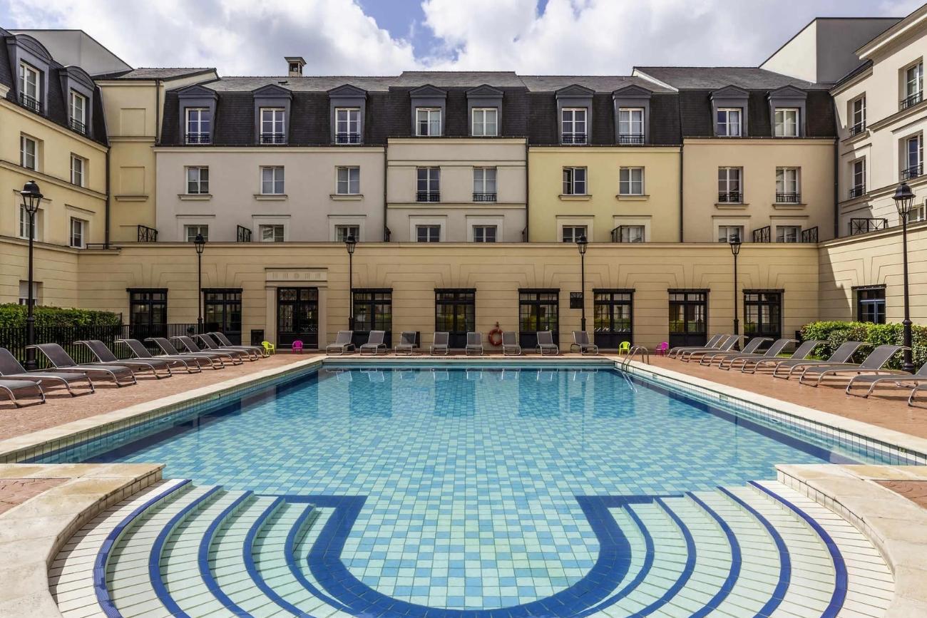 Freibad mit Sonnenliegen in der Nähe von Disneyland Paris