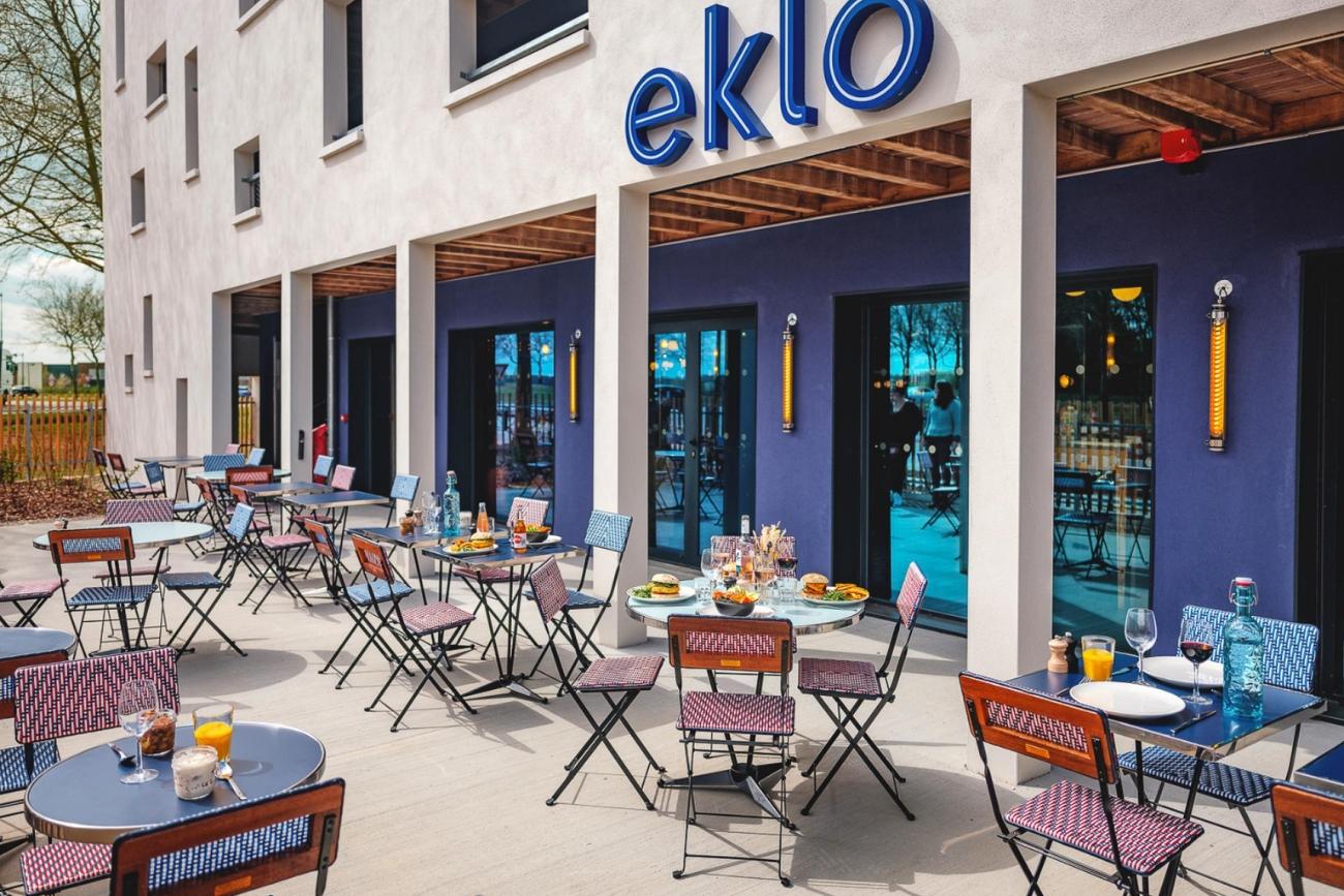 Terras ingang hotel Eklo