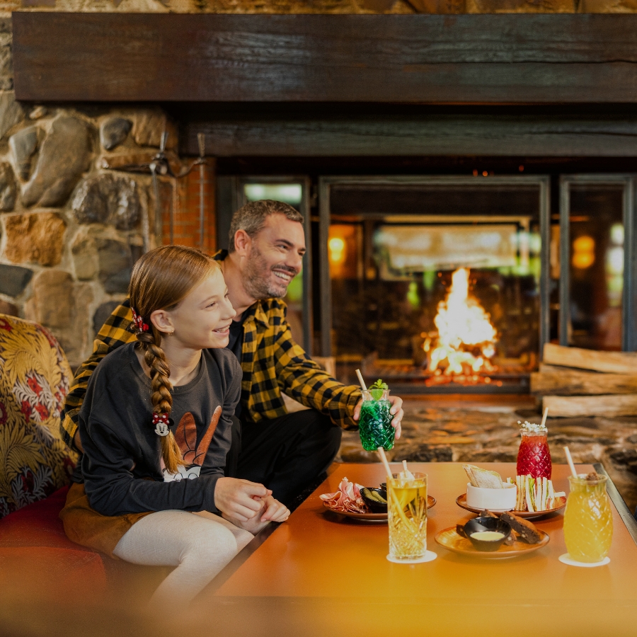 Familie vor dem Kamin